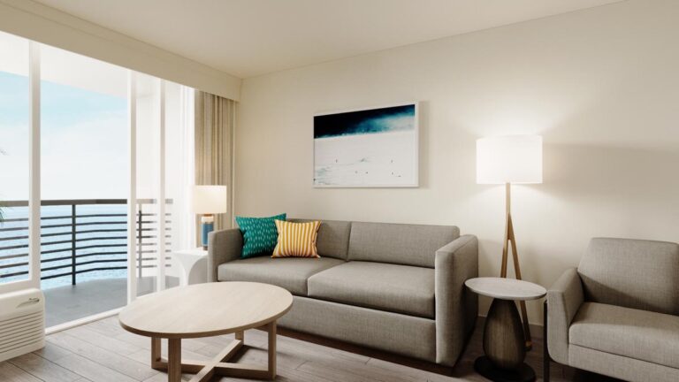 Pinnacle Oceanfront 1 BR Queen Suite - Living Room