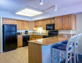compass_cove_pinnacle_oceanfront_2br_penthouse_kitchen