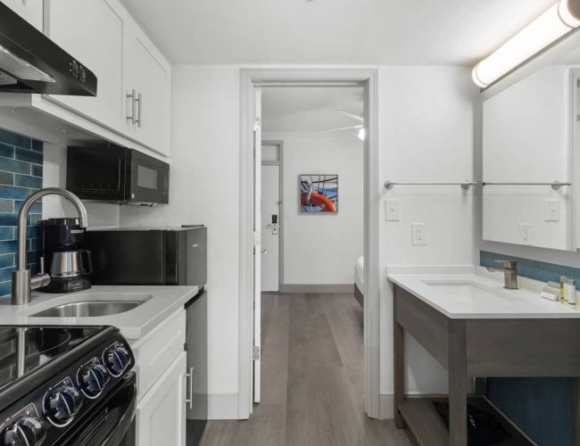 compass-cove-schooner-ocean-view-deluxe-mini-suite-unit-444-kitchen-3
